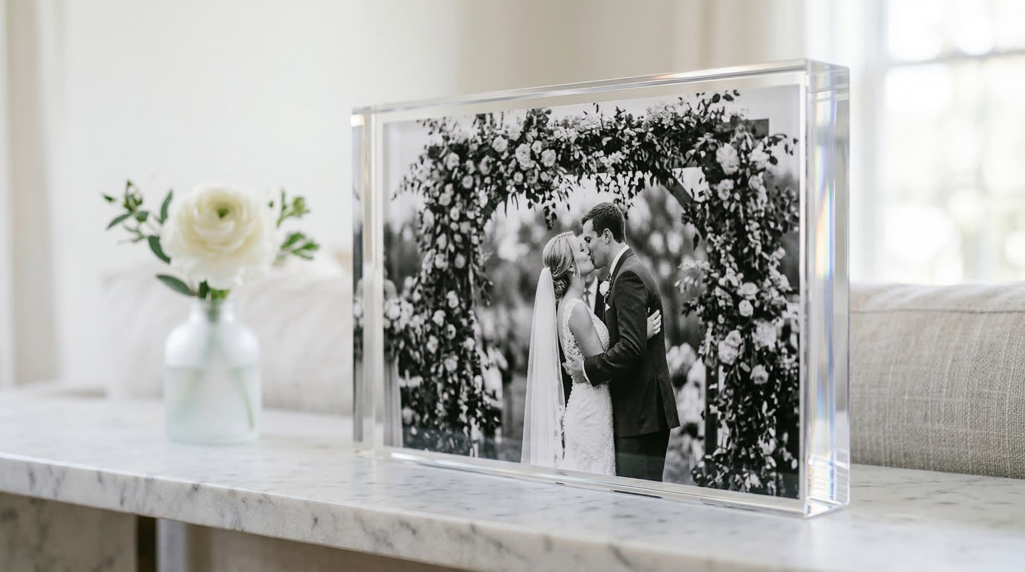 Fotografia de casamento a preto e branco com flor branca, impressa em acrílico