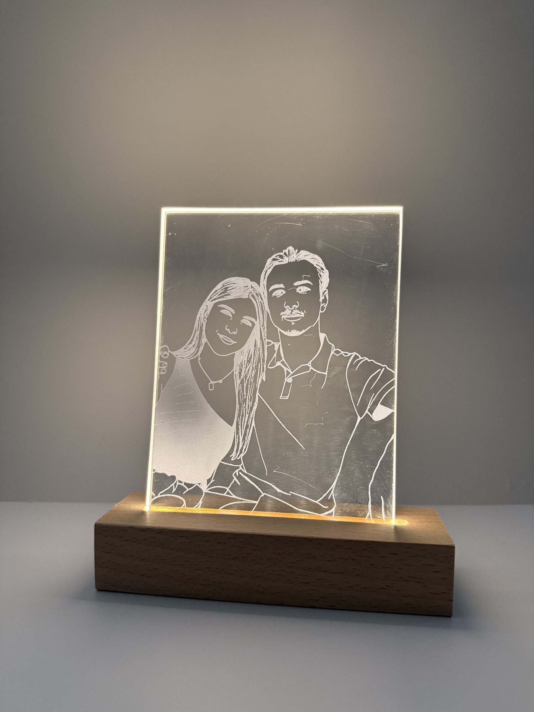 placa led acesa noite casal